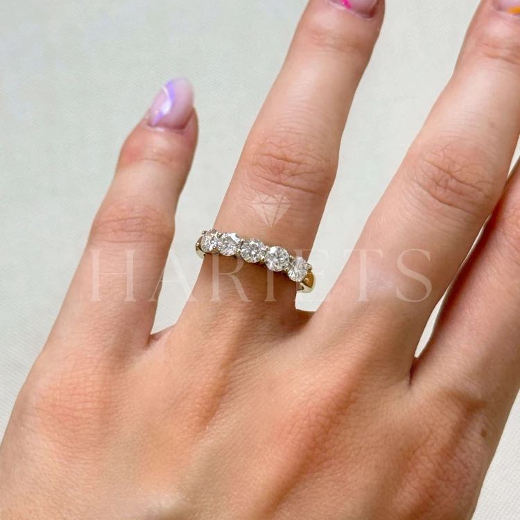 alliance-cinq-moissanites-1-25ct-taille-brillant-au-doigt-or-jaune-bangle-hariets.JPG