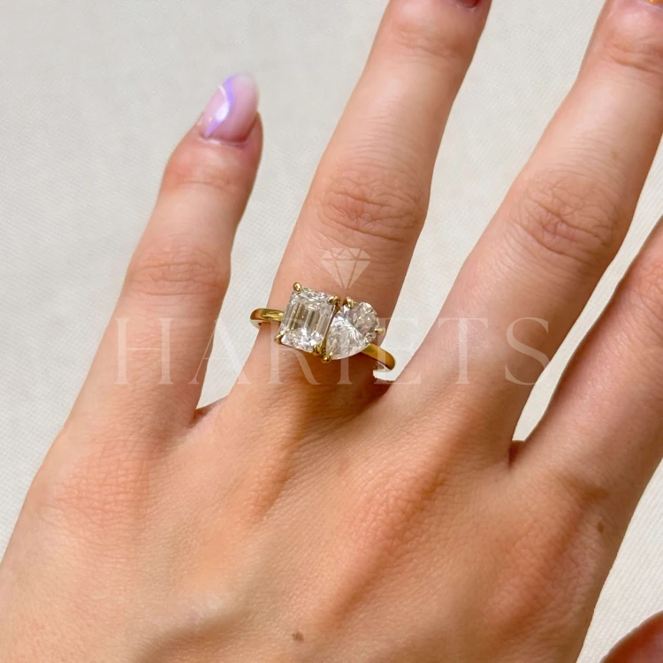 bague-de-fiancailles-toi-et-moi-moissanite-3-5ct-taille-emeraude-poire-au-doigt-or-jaune-gemini-hariets.