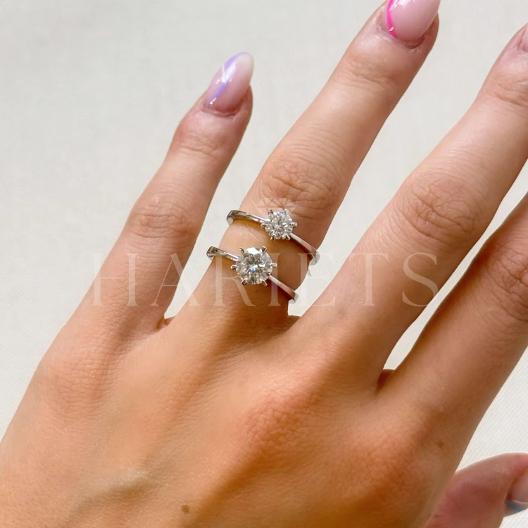 bague-de-fiancailles-solitaire-antica-moissanite-0-5ct-taille-brillant-au-doigt-comparaison-argent-hariets.jpg