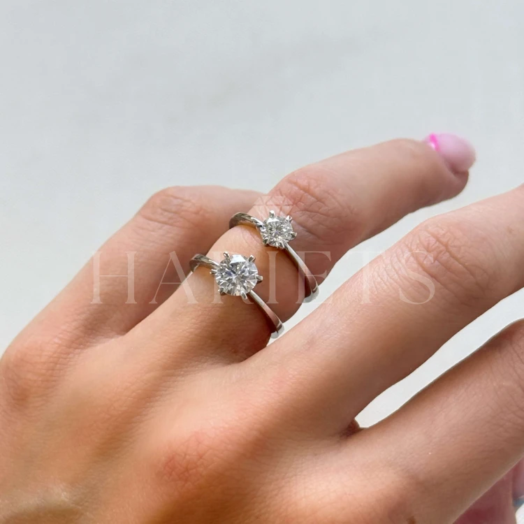 bague-de-fiancailles-solitaire-antica-moissanite-0-5ct-taille-brillant-au-doigt-vue-de-cote-comparaison-argent-hariets.jpg
