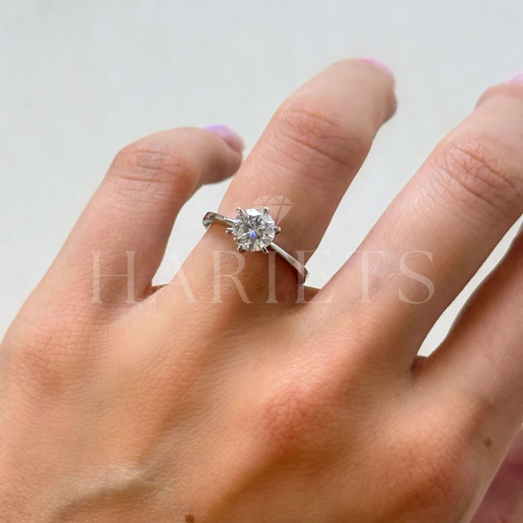 bague-de-fiancailles-solitaire-antica-moissanite-1ct-taille-brillant-au-doigt-argent-hariets.jpg