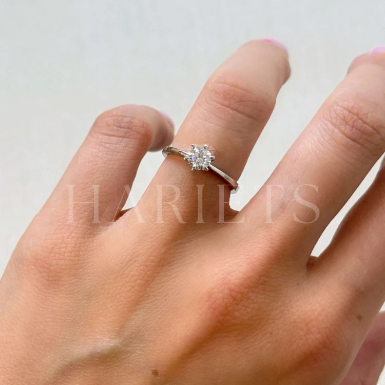 bague-de-fiancailles-solitaire-antica-moissanite-0-5ct-taille-brillant-au-doigt-argent-hariets.jpg