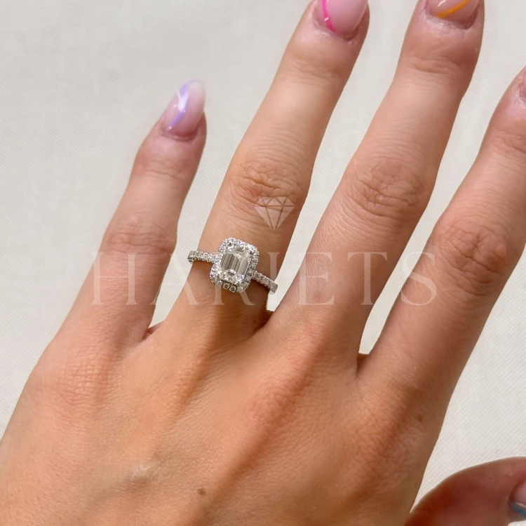 bague-de-fiancailles-halo-stardust-moissanite-1ct-taille-émeraude-au-doigt-argent-hariets.jpg