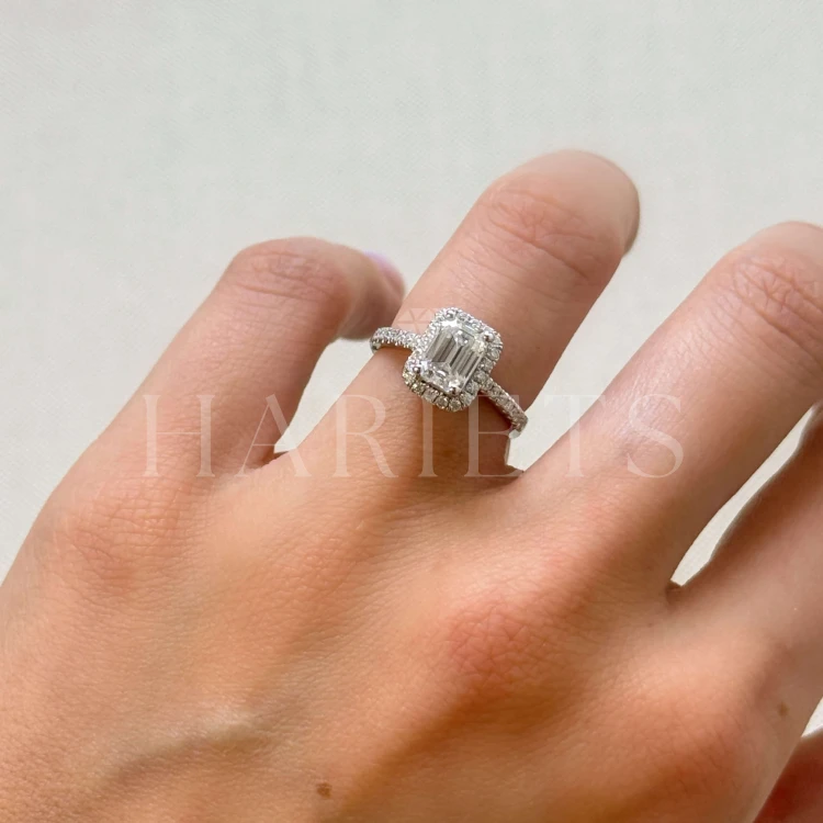 bague-de-fiancailles-halo-stardust-moissanite-1ct-taille-émeraude-au-doigt-vue-de-côté-argent-hariets.jpg