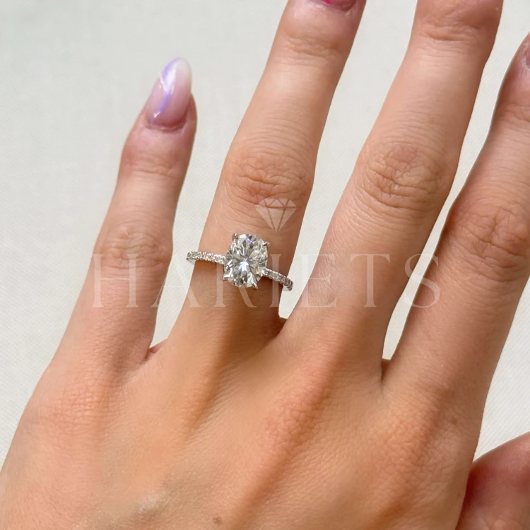 bague-de-fiancailles-halo-aria-moissanite-2ct-taille-ovale-au-doigt-argent-hariets.jpg
