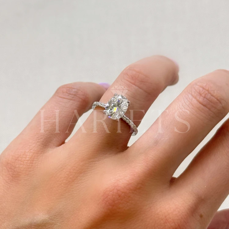 bague-de-fiancailles-halo-aria-moissanite-2ct-taille-ovale-au-doigt-vue-de-côté-argent-hariets.jpg