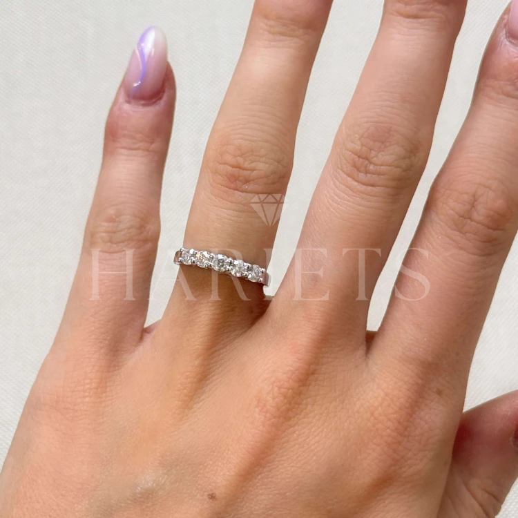 alliance-cinq-moissanites-0-5ct-taille-brillant-au-doigt-argent-bangle-hariets.jpg