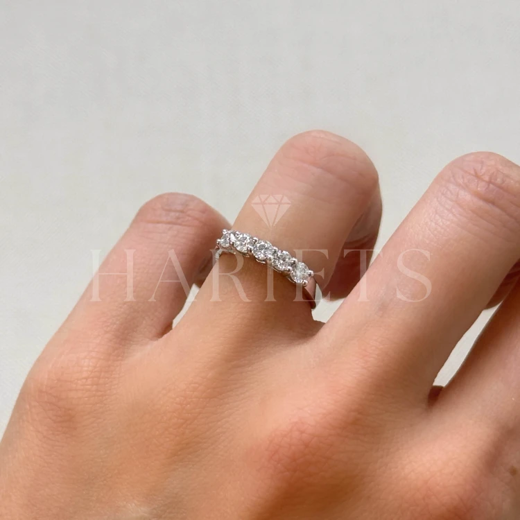 alliance-cinq-moissanites-0-5ct-taille-brillant-au-doigt-vue-de-côté-argent-bangle-hariets.jpg