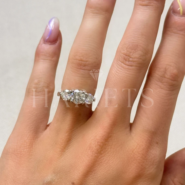 bague-de-fiancailles-trinity-moissanite-2ct-taille-brillant-au-doigt-argent-trigem-hariets.jpg