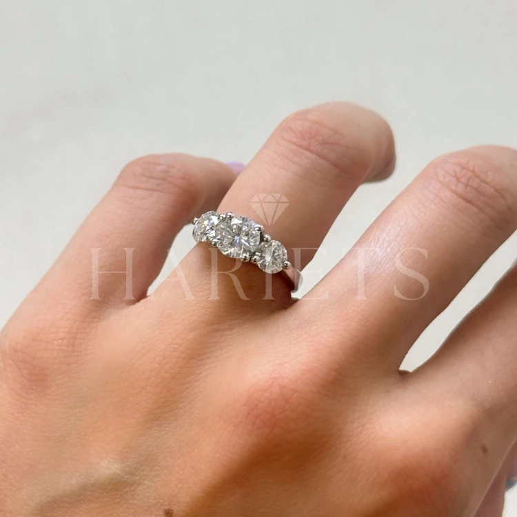bague-de-fiancailles-trinity-moissanite-2ct-taille-brillant-gros-plan-au-doigt-argent-trigem-hariets.jpg