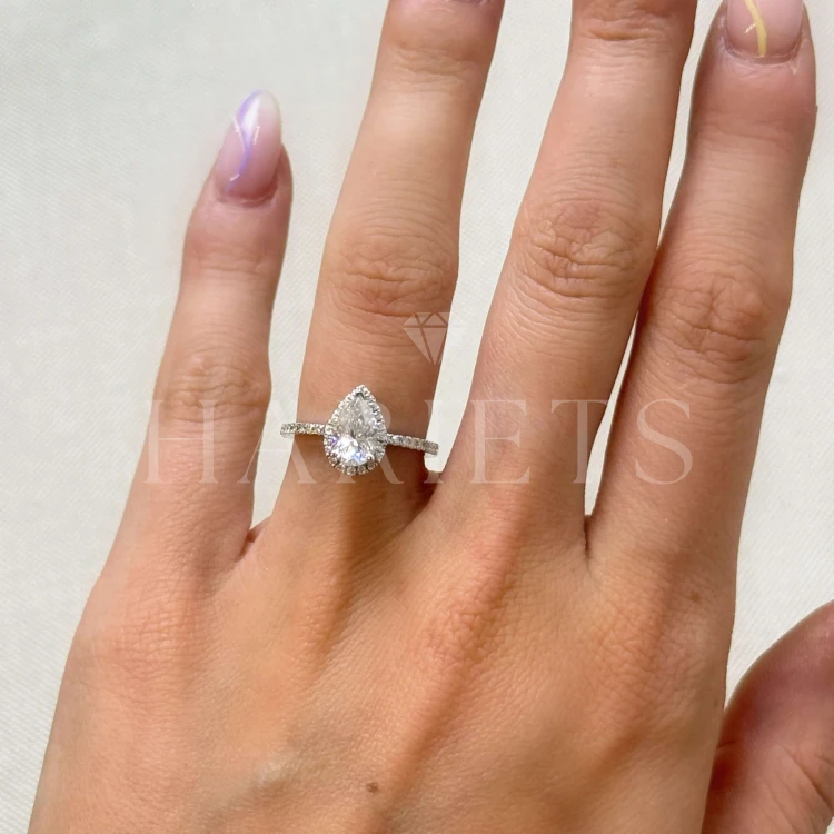bague-de-fiancailles-halo-moissanite-2ct-taille-poire-au-doigt-argent-pear-hariets.jpg