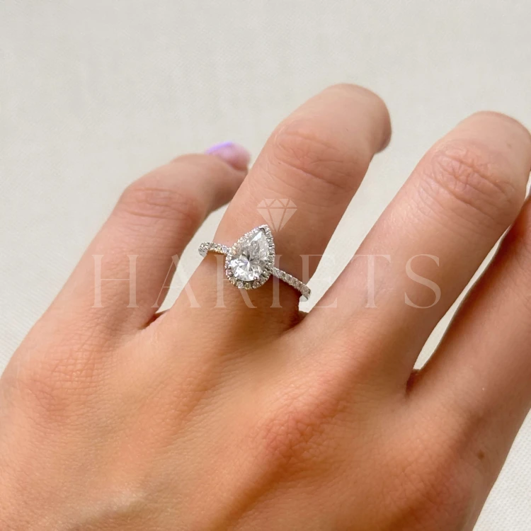 bague-de-fiancailles-halo-moissanite-2ct-taille-poire-au-doigt-vue-de-côté-argent-pear-hariets.jpg