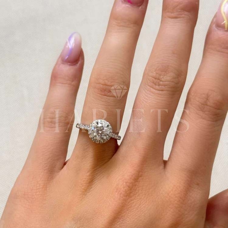 bague-de-fiancailles-halo-moissanite-1ct-taille-brillant-portée-argent-mirage-hariets.jpg