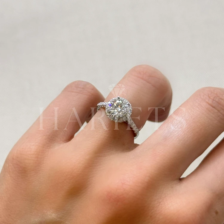 bague-de-fiancailles-halo-moissanite-1ct-taille-brillant-portée-argent-mirage-hariets.jpg