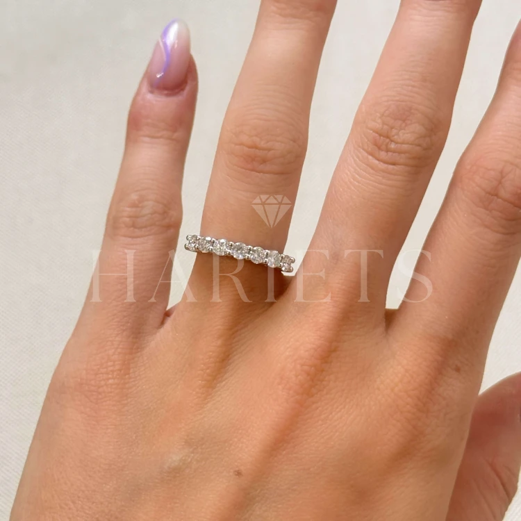 alliance-sept-moissanites-0-7ct-taille-brillant-au-doigt-argent-bangle-hariets.jpg