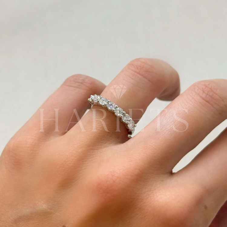 alliance-cinq-moissanites-0-5ct-taille-brillant-au-doigt-vue-de-côté-argent-bangle-hariets.jpg