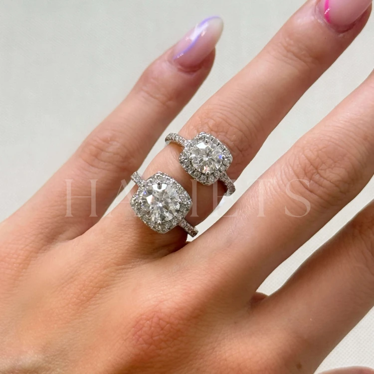 bague-halo-moissanite-1ct-taille-brillant-au-doigt-comparaison-argent-elegance-hariets.jpg