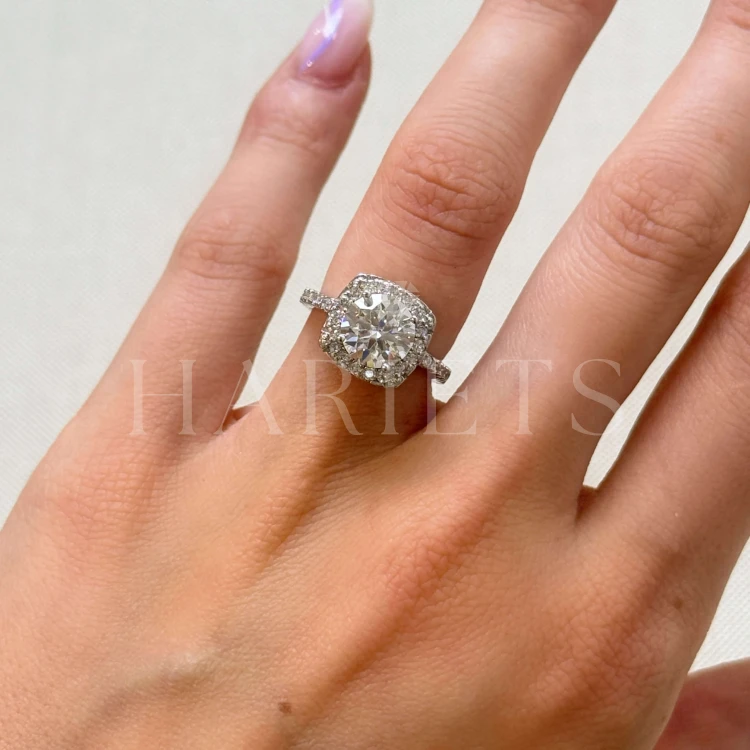 bague-halo-moissanite-2ct-taille-brillant-au-doigt-argent-elegance-hariets.jpg