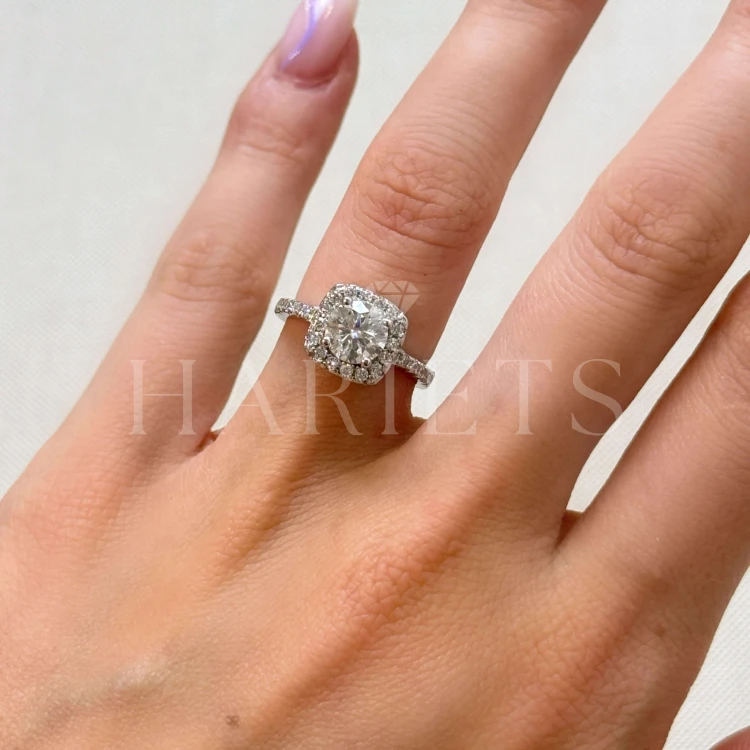 bague-halo-moissanite-1ct-taille-brillant-au-doigt-argent-elegance-hariets.jpg