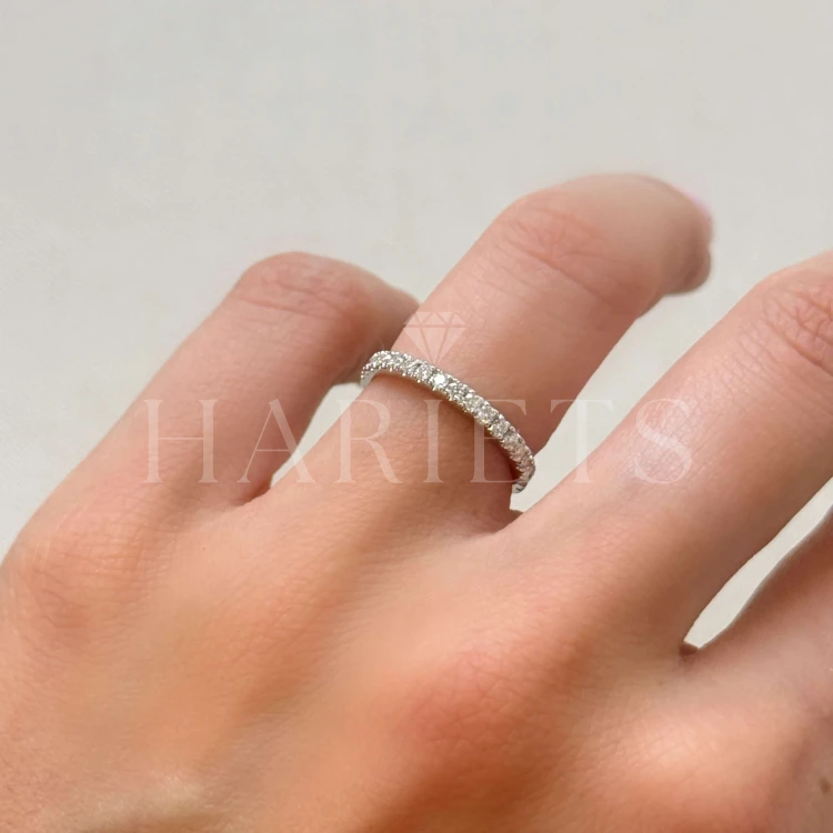 alliance-moissanites-0-27ct-taille-brillant-au-doigt-vue-de-côté-or-jaune-harmony-hariets.jpg