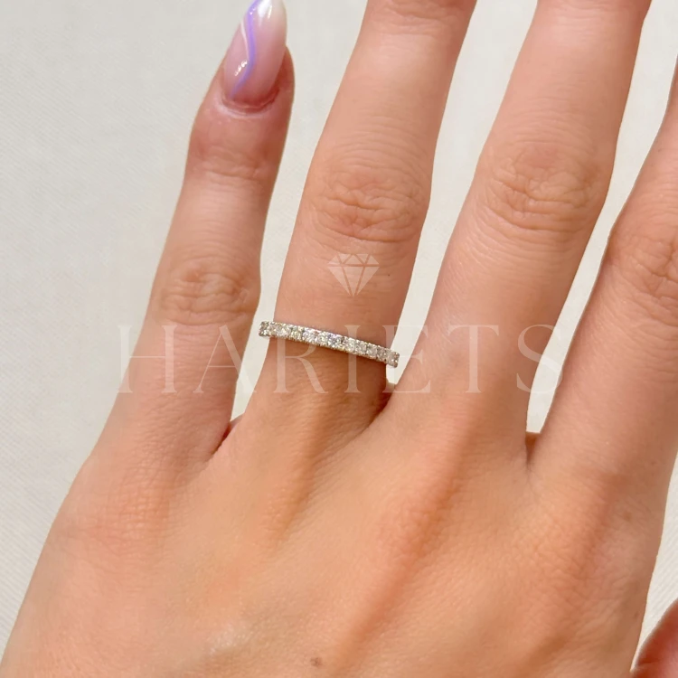 alliance-moissanites-0-27ct-taille-brillant-au-doigt-or-jaune-harmony-hariets.jpg