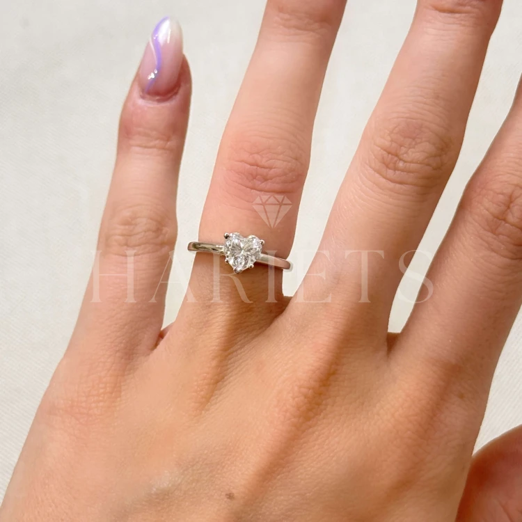 bague-de-fiancailles-solitaire-coeur-moissanite-1ct-taille-coeur-au-doigt-argent-hariets.jpg