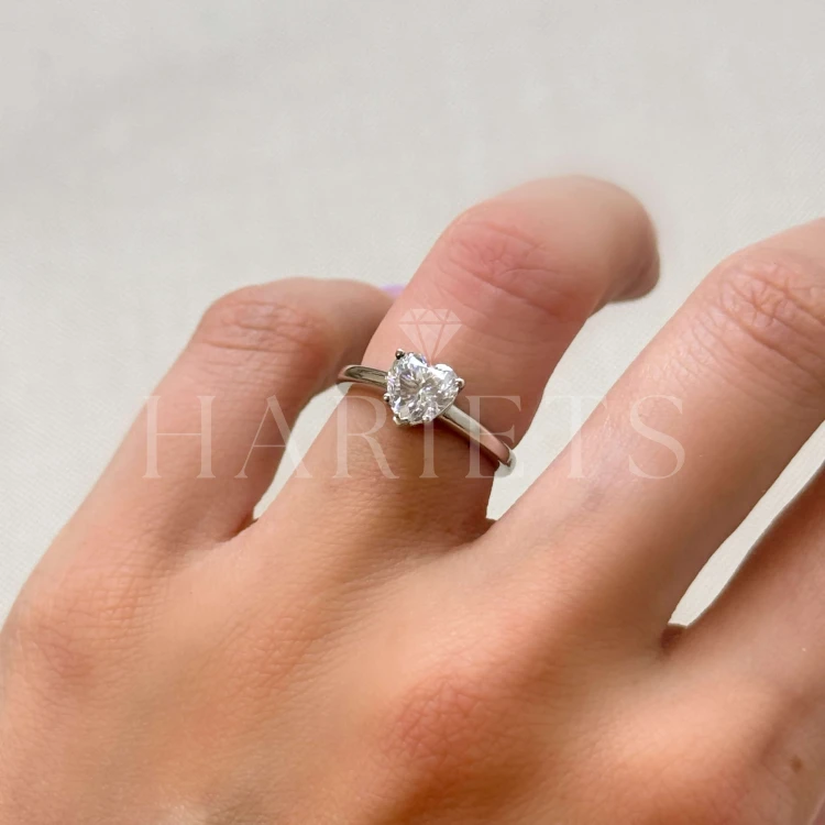 bague-de-fiancailles-solitaire-coeur-moissanite-1ct-taille-coeur-au-doigt-vue-de-côté-argent-hariets.jpg