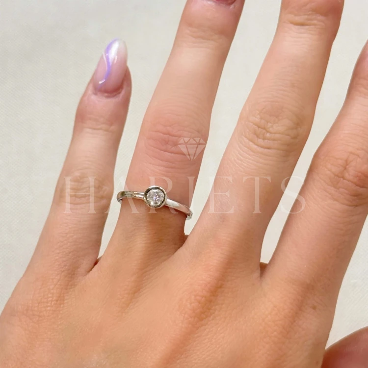 bague-de-fiancailles-bezel-hope-moissanite-1ct-taille-brillant-au-doigt-argent-hariets.jpg