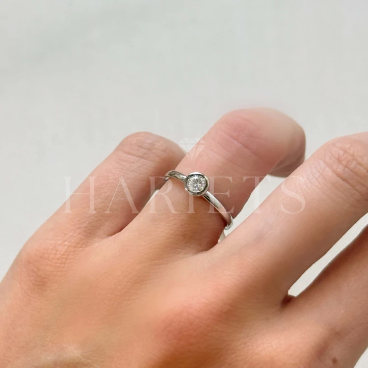 bague-de-fiancailles-bezel-hope-moissanite-1ct-taille-brillant-au-doigt-vue-de-côté-argent-hariets.jpg