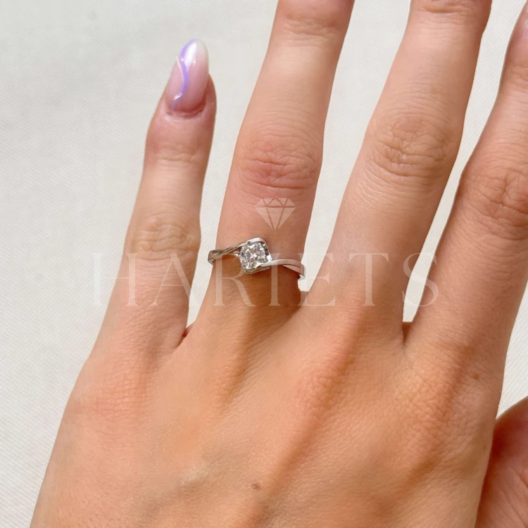 bague-moissanite-0-4ct-taille-brillant-coeur-au-doigt-argent-love-hariets.jpg