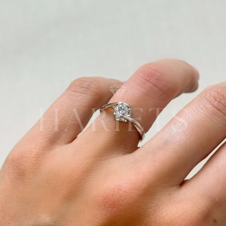 bague-moissanite-0-4ct-taille-brillant-coeur-au-doigt-vue-de-côté-argent-love-hariets.jpg