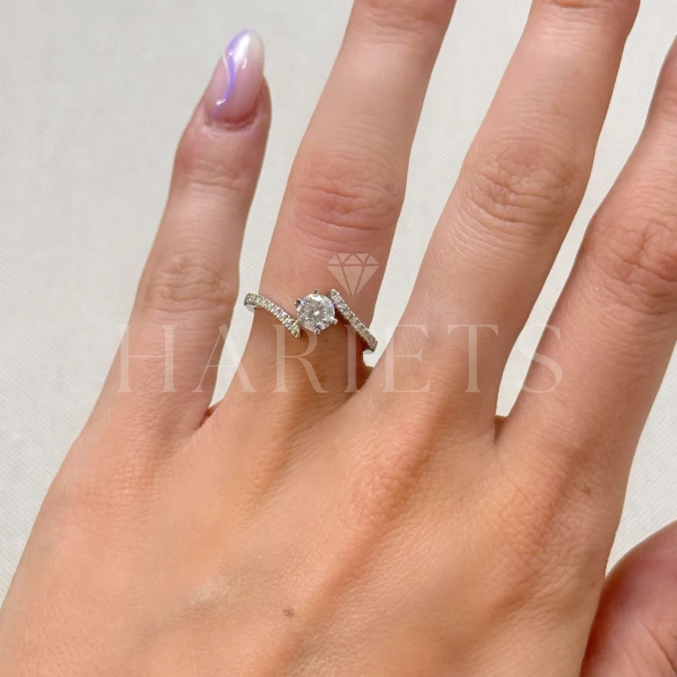 bague-pavé-moissanite-0-5ct-taille-brillant-au-doigt-argent-shimmer-hariets.jpg