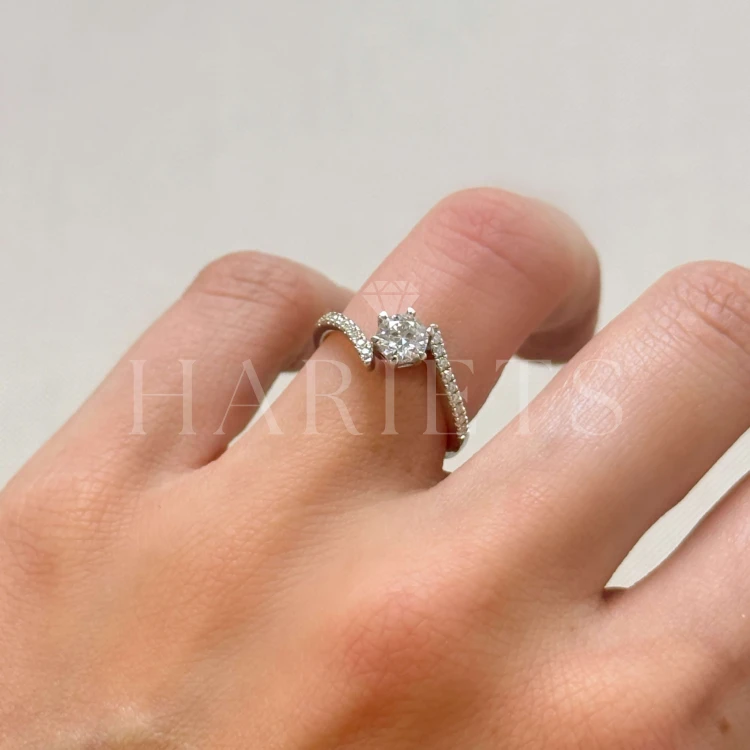 bague-pavé-moissanite-0-5ct-taille-brillant-au-doigt-vue-de-côté-argent-shimmer-hariets.jpg