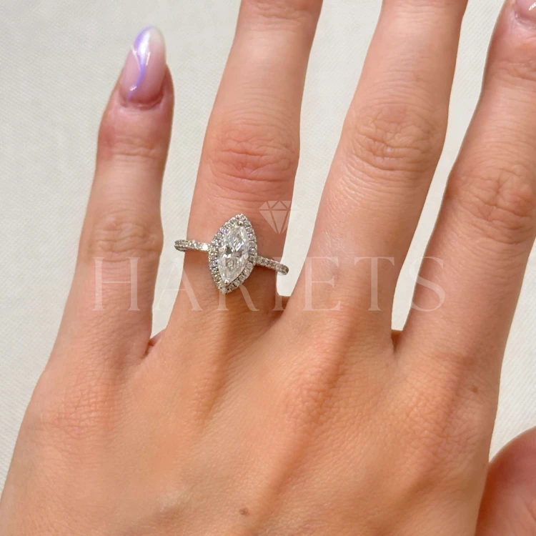 bague-halo-moissanite-1ct-taille-marquise-au-doigt-argent-ivory-hariets.jpg
