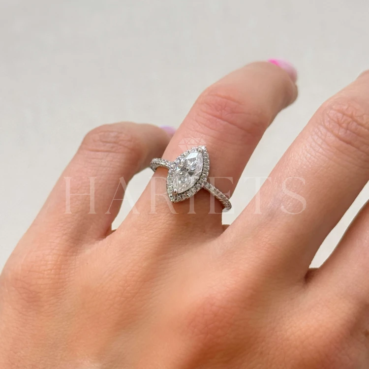 bague-halo-moissanite-1ct-taille-marquise-au-doigt-vue-de-côté-argent-ivory-hariets.jpg