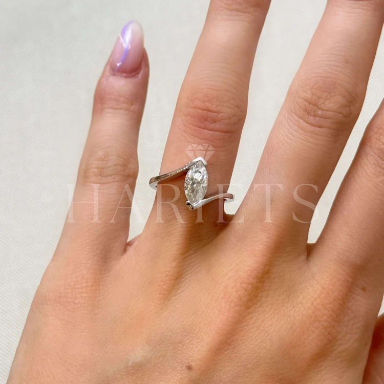 bague-moissanite-1ct-taille-marquise-au-doigt-argent-minerva-hariets.jpg