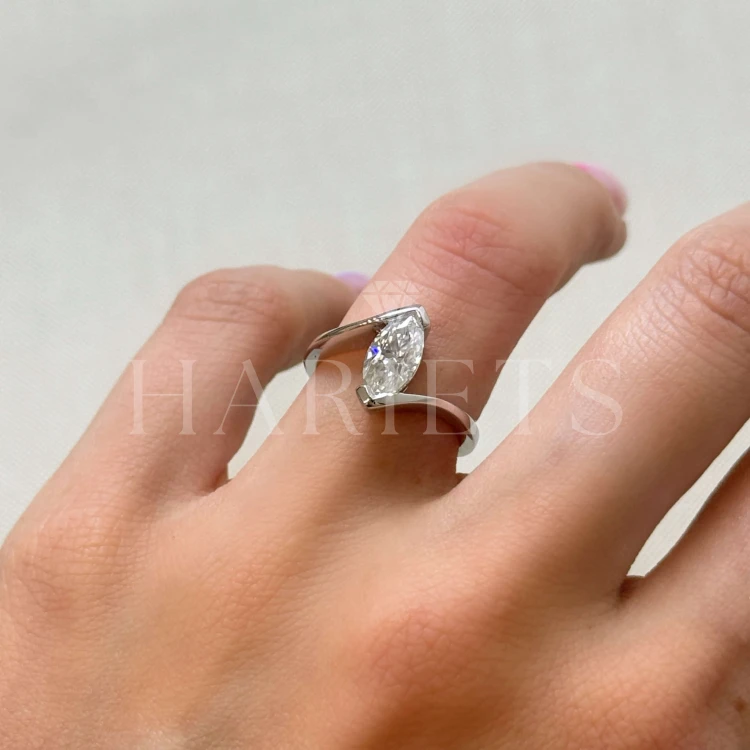 bague-moissanite-1ct-taille-marquise-au-doigt-vue-de-côté-argent-minerva-hariets.jpg