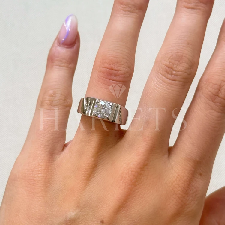 chevalière-moissanite-1ct-taille-brillant-au-doigt-argent-hariets.jpg