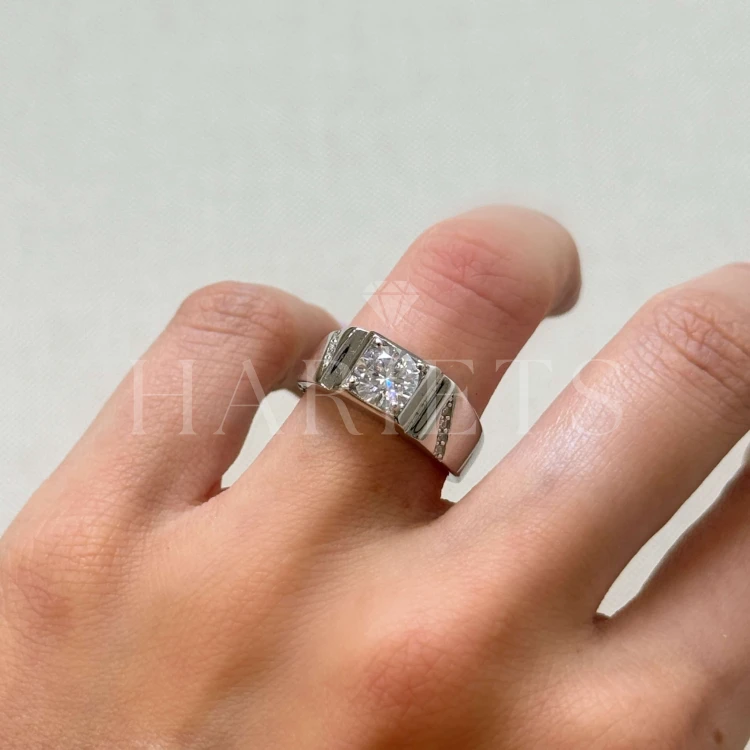 chevalière-moissanite-1ct-taille-brillant-au-doigt-vue-de-côté-argent-hariets.jpg
