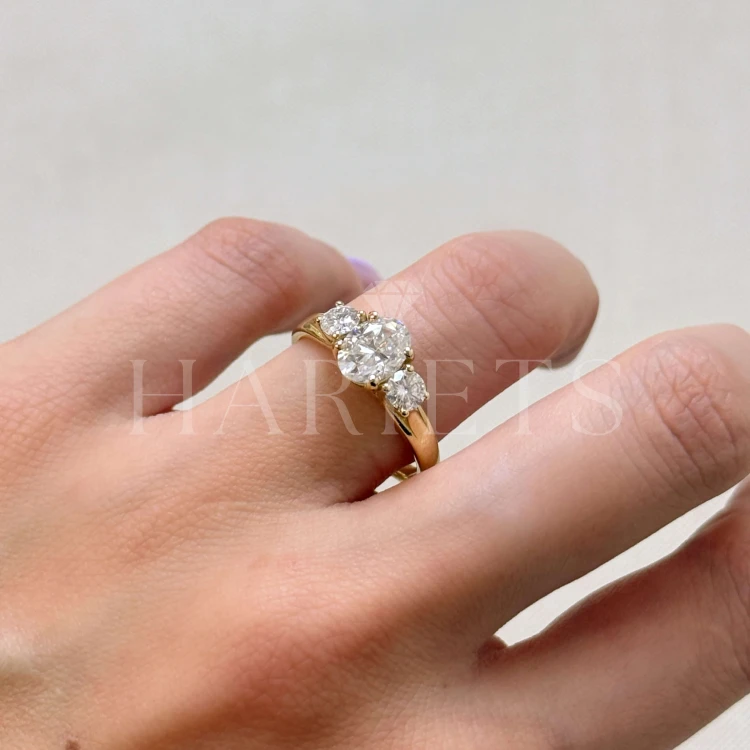 bague-trinity-avec-moissanites-taille-ovale-luminance-au-doigt-cote-or-jaune-luminance-hariets.jpg