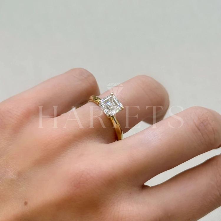 bague-de-fiancailles-moissanite-2ct-taille-asscher-au-doigt-cote-or-jaune-vivid-hariets.jpg