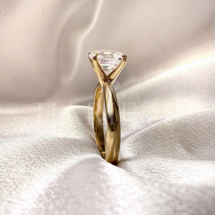 bague-de-fiancailles-moissanite-2ct-taille-asscher-gros-plan-cote-or-jaune-vivid-hariets.jpg