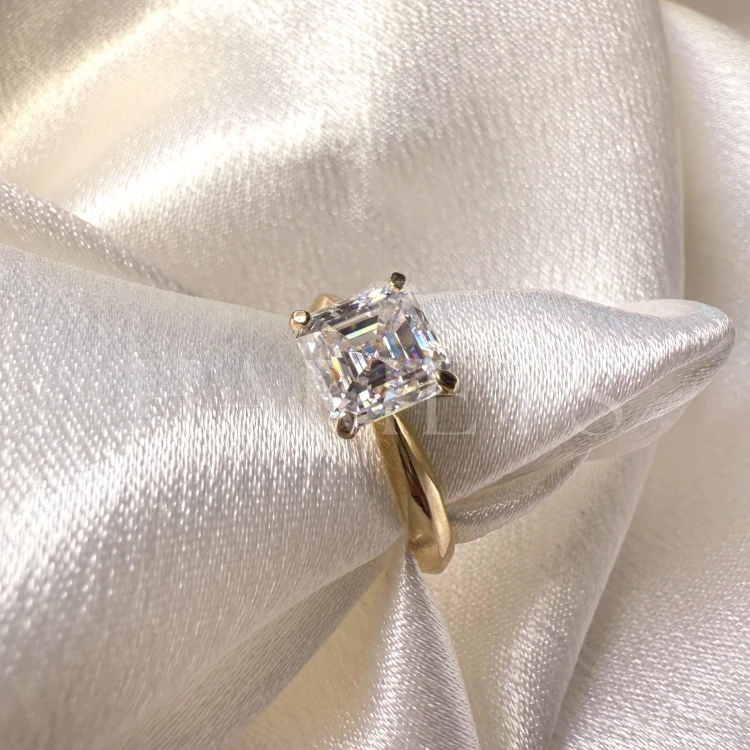 bague-de-fiancailles-moissanite-2ct-taille-asscher-gros-plan-or-jaune-vivid-hariets.jpg