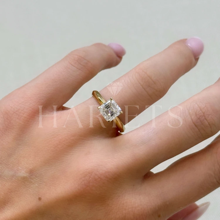 bague-de-fiancailles-moissanite-2ct-taille-asscher-au-doigt-argent-vivid-hariets.jpg