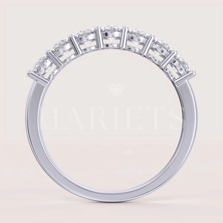 alliance-avec-sept-moissanites-0-7ct-taille-brillant-face-argent-bangle-hariets.jpg
