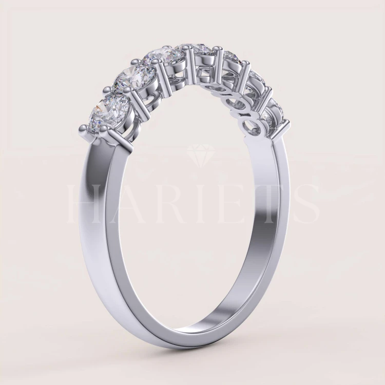 alliance-avec-sept-moissanites-0-7ct-taille-brillant-cote-argent-bangle-hariets.jpg
