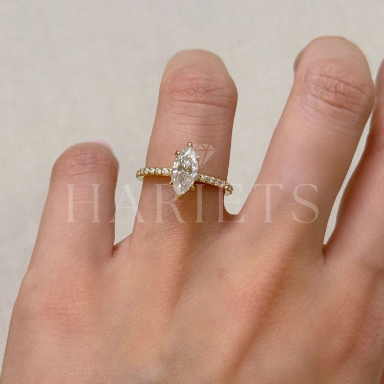 bague-fiancailles-halo-selena-moissanite-1ct-taille-marquise-sur-doigt-or-jaune-hariets.