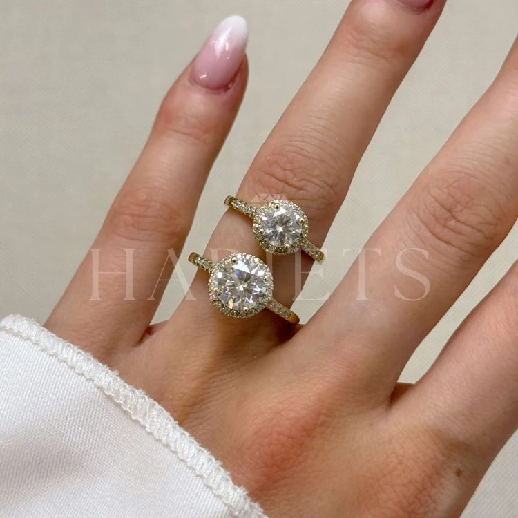 bague-fiancailles-halo-mirage-diamant-laboratoire-1ct-taille-brillant-comparaison-sur-doigt-or-jaune-hariets.