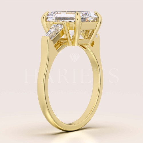 bague-fiancailles-trinity-moissanite-4ct-taille-émeraude-cote-or-jaune-florence-hariets.