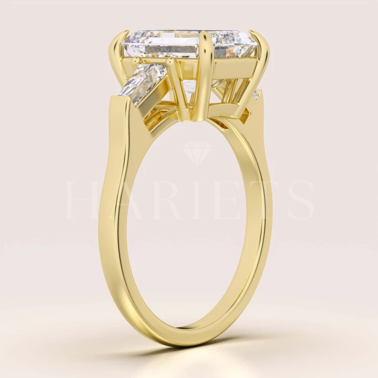 bague-fiancailles-trinity-moissanite-4ct-taille-émeraude-cote-or-jaune-florence-hariets.